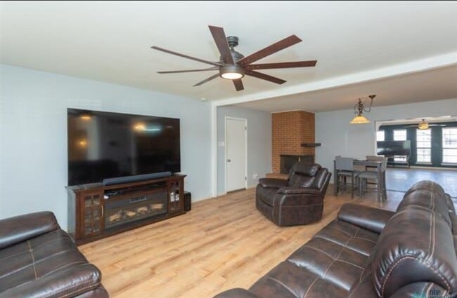Building Photo - 1403 W Bonita Dr