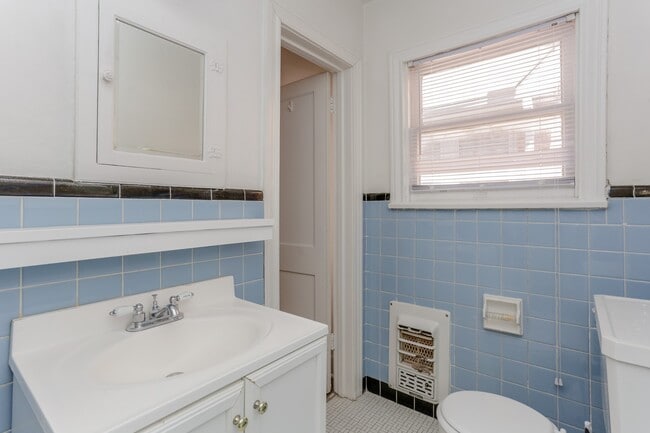 Building Photo - 1812 Banks St