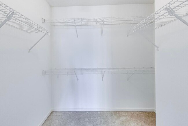 Building Photo - 400 N La Salle Dr