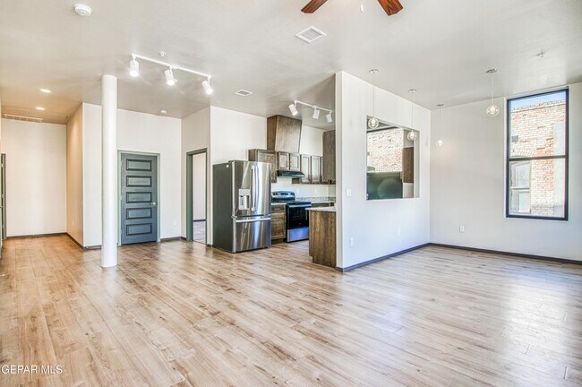 Building Photo - 312 E Overland Ave