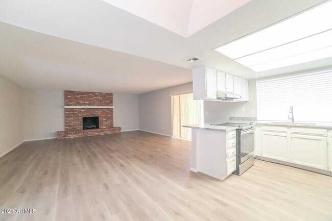 Building Photo - 10347 W Hazelwood Ave