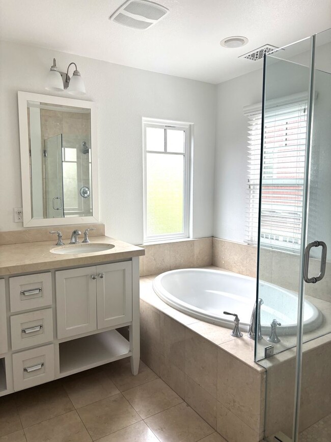 Building Photo - Pet Friendly 4 Bedroom 3.5 Bath Delightful...