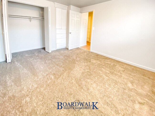 Building Photo - 253 E Crestone Ave