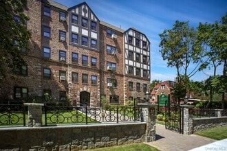 Building Photo - 37 Woodmere Blvd