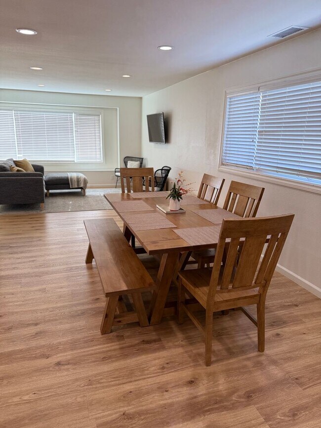 Building Photo - Garden Grove - Upgraded 3 Bedroom 2 Bath H...