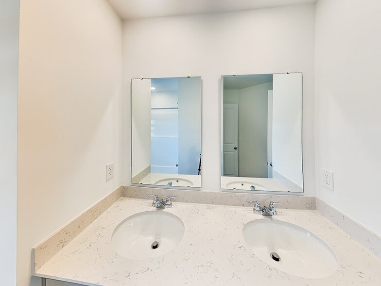 Building Photo - 6199 Rhinecliff Dr