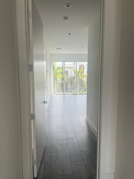 Building Photo - 1045 NE 18th Ave