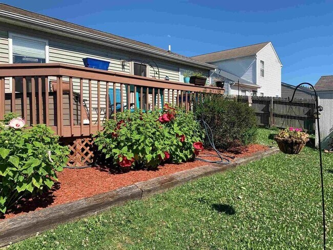 Building Photo - South side 3 Bedroom, 2 Bath Home, w/ 2 car attached garage