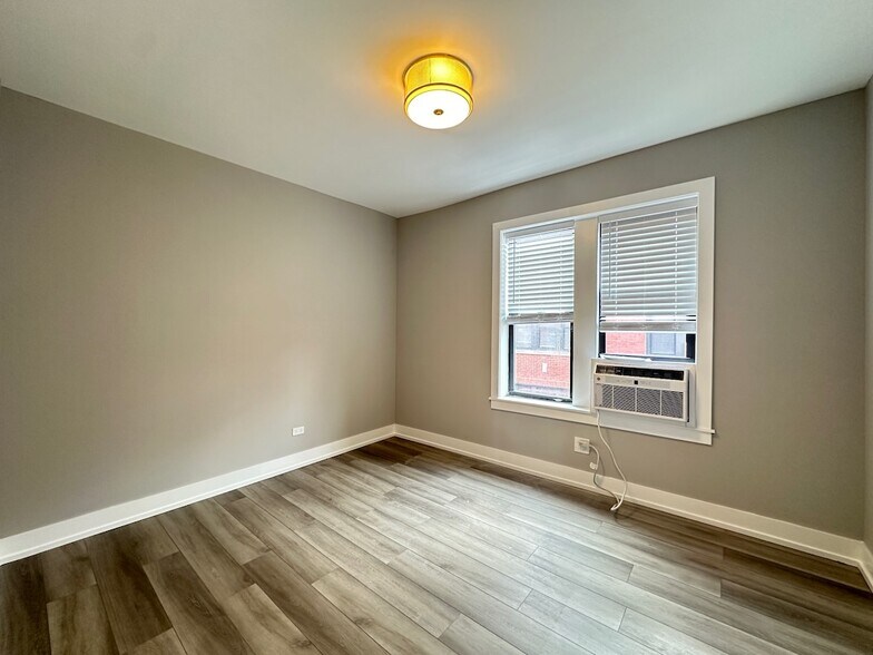 Building Photo - 3842 N Janssen Ave