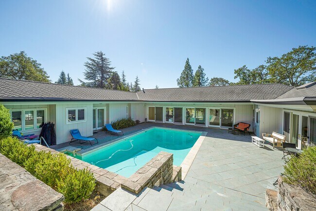 Building Photo - 2700 Hillcrest Dr