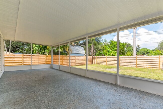 Building Photo - Spacious, Pet Friendly, 2 Bed Home with La...