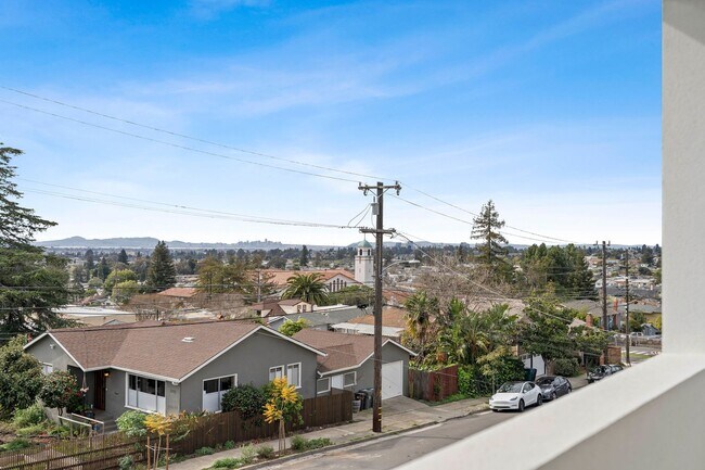 Building Photo - Stunning 4/3 in the Oakland Hills