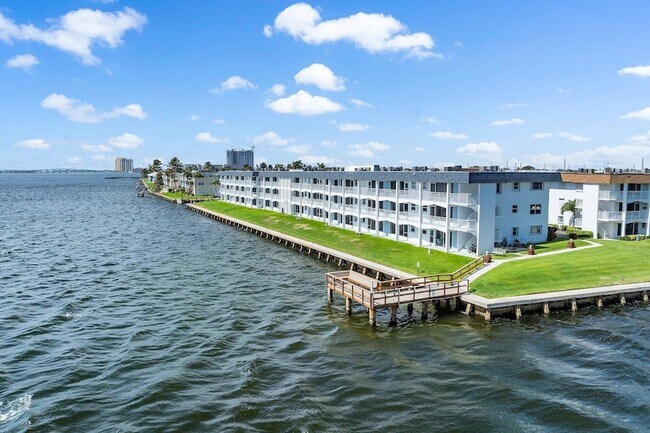 Building Photo - 100 Shore Ct
