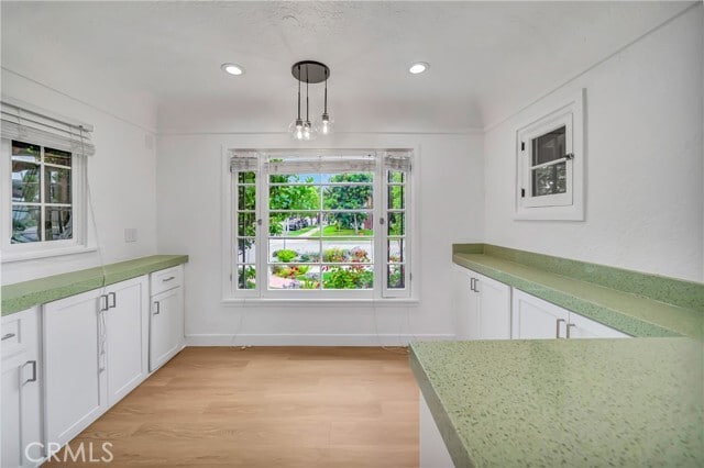 Building Photo - 546 S Beachwood Dr