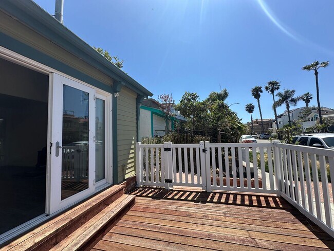 Building Photo - Huntington Beach Home
