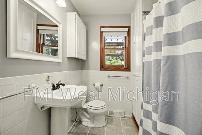 Building Photo - 6593 Crownpointe Dr SW