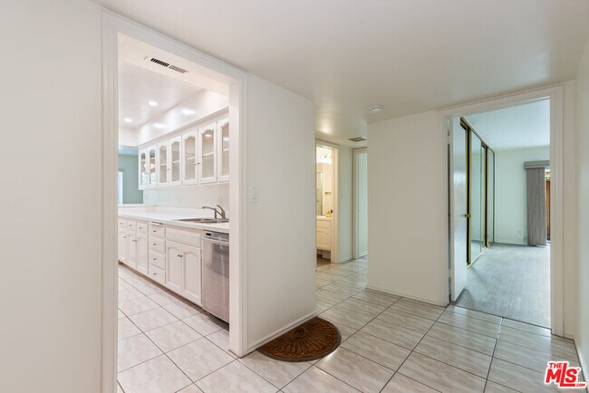 Building Photo - 6732 Hillpark Dr