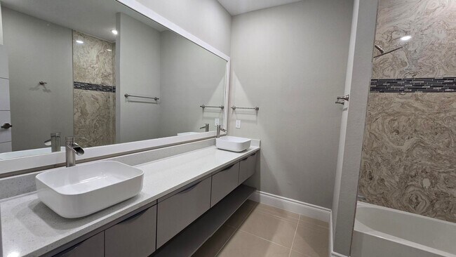 Building Photo - Beautiful and Modern 4 bed 3.5 Bath Townho...