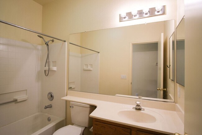 Building Photo - 3 Bedroom 2 bath!