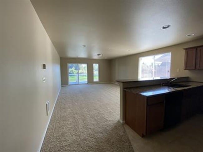 Building Photo - 2 bed, 2 bath condo on the canal
