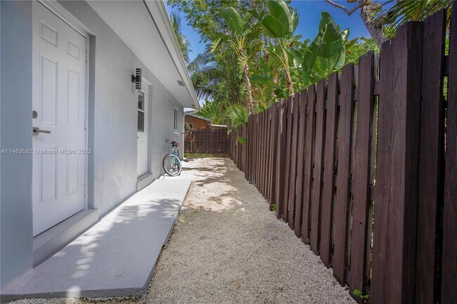 Building Photo - 3340 NE 13th Ave