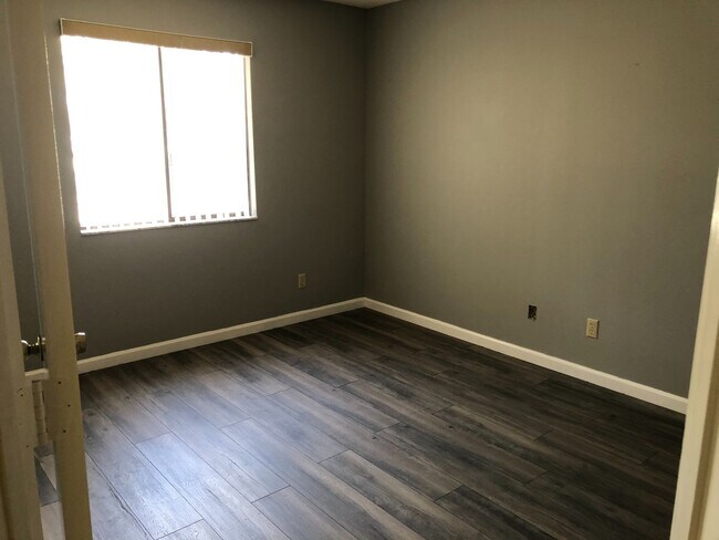 Building Photo - 2 bed 2 bath, great location