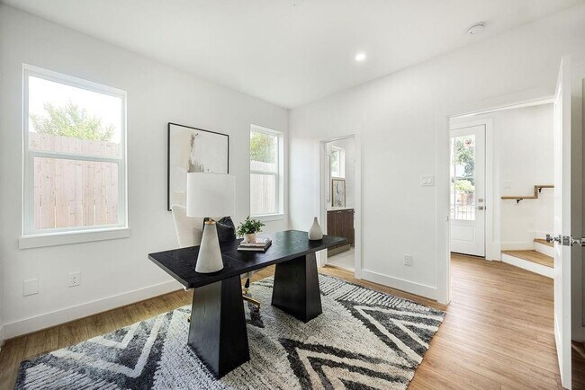 Building Photo - 2121b Hoskins Dr