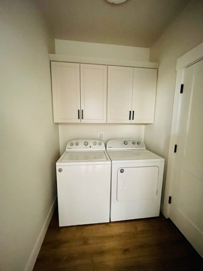 Building Photo - 1718 NE Lotus Dr