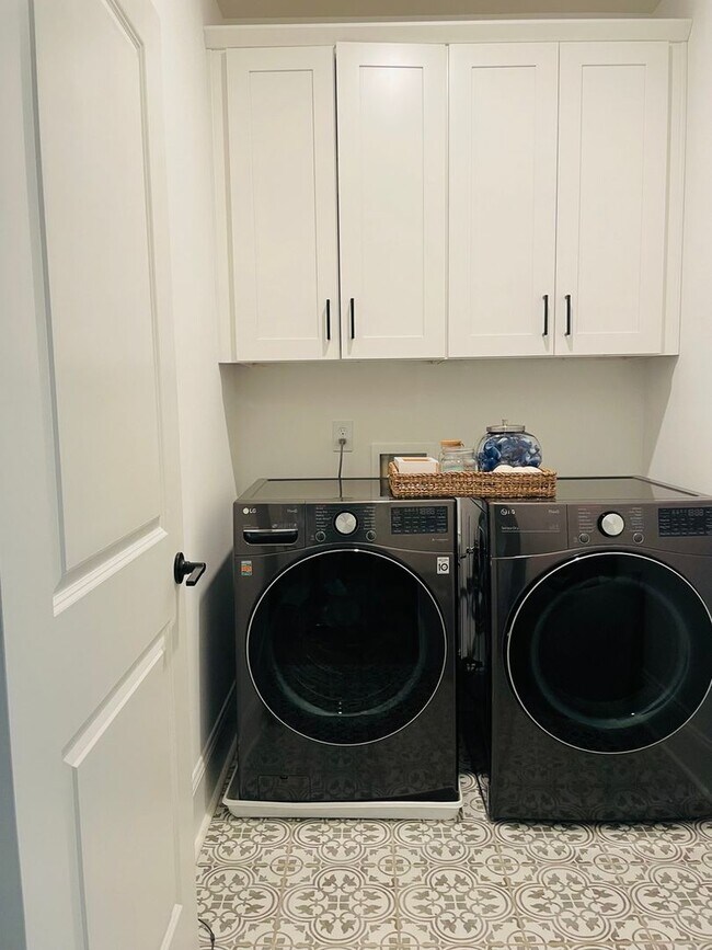 Building Photo - Spacious 4BR House in Milton