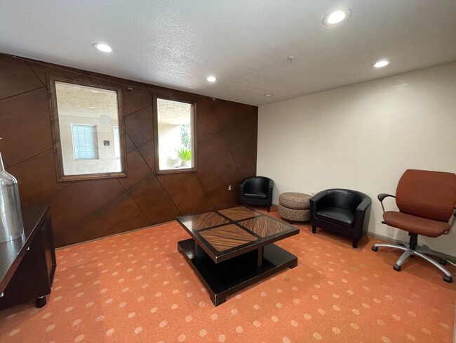 Building Photo - One Bedroom One Bathroom Condo Near The Un...