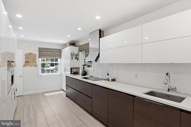 Building Photo - 3221 Coquelin Terrace