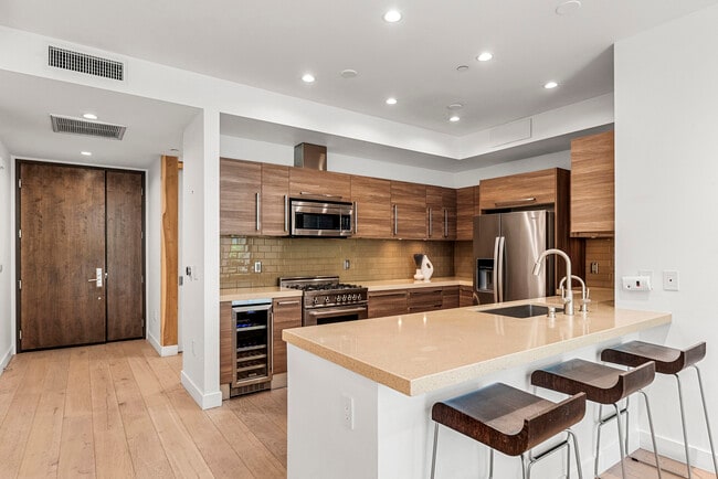 Building Photo - 855 N Croft Ave