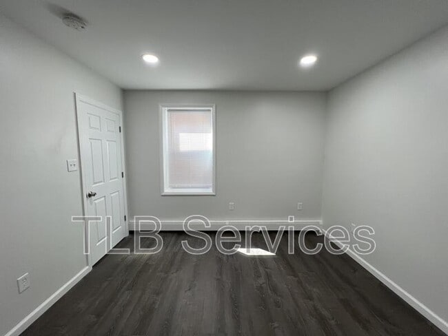 Building Photo - 731 Main St