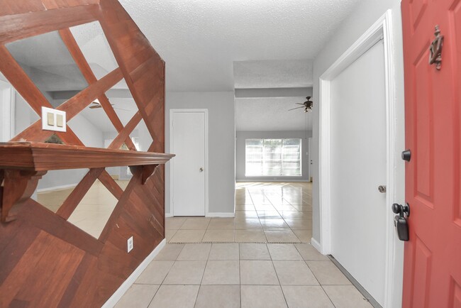 Building Photo - 1911 Hammerwood Dr