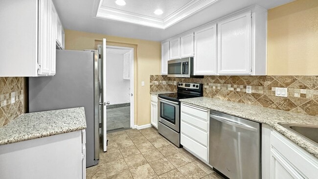 Building Photo - Lovely Upgraded 2-story Townhouse w/ Attached Garage, Guest Bathroom and Fireplace!