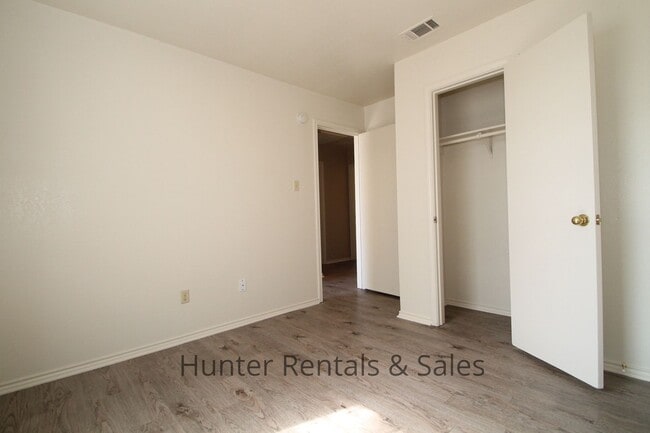 Building Photo - Rent Me!