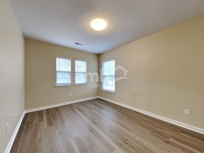 Building Photo - 8821 Shadowglen Dr