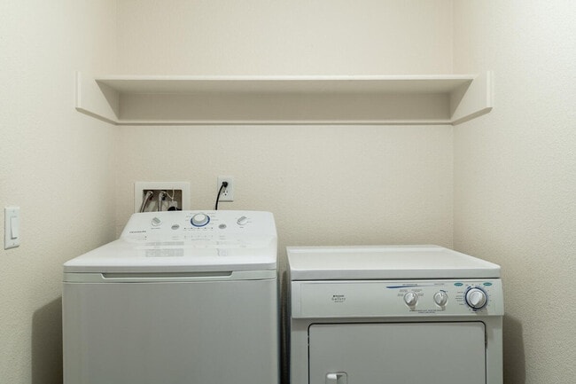 Building Photo - 4 Lower Saddle Ridge Rd