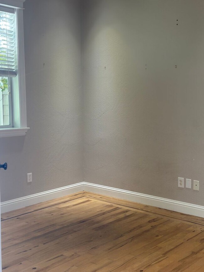 Building Photo - Amazing Price! Amazing Location!