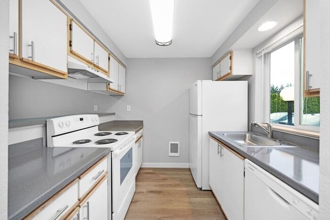 Building Photo - 2bed/1.5bath Townhome Available Today! Get...