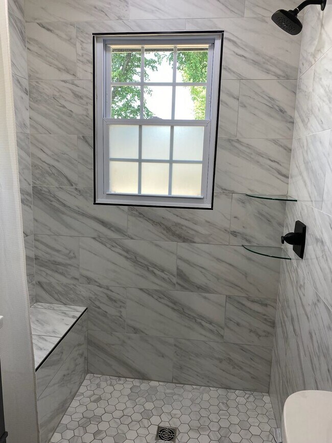 Building Photo - Charming 5 Bed, 3 Bath Home in the Heart o...