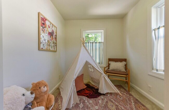 Building Photo - 402 E Calumet Rd