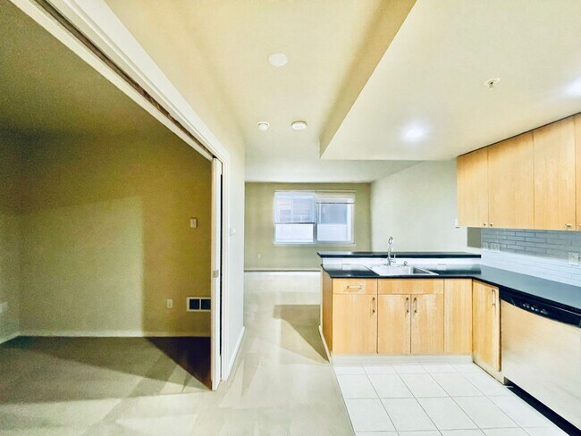 Building Photo - 1 Bedroom Condo 2 Blocks from Waterfront!