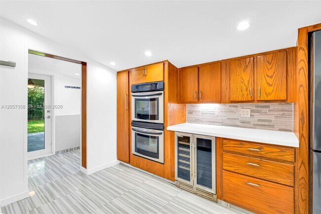 Building Photo - 1104 NE 85th St