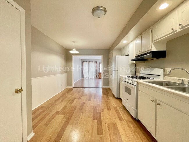 Building Photo - 1054 Royal Oak St SW