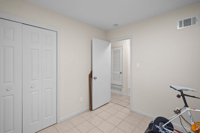 Building Photo - Southside Savannah Gem – 4BR Home in Windsor Forest with Sunroom & Patio