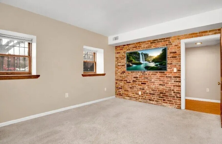 Building Photo - 58 Buckingham St