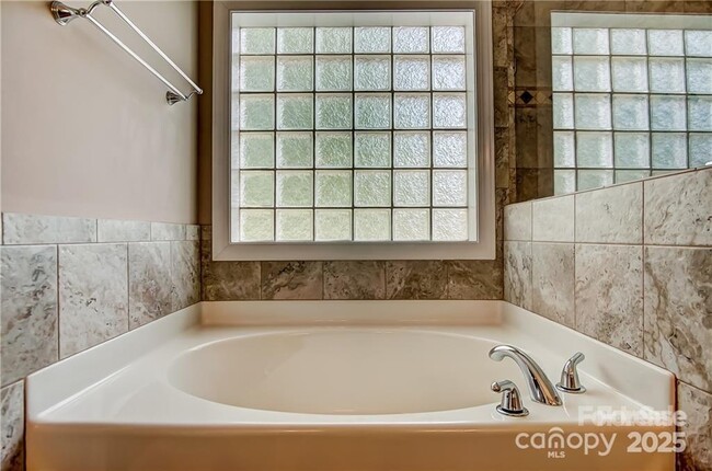 Building Photo - 8005 Weddington Downs Dr