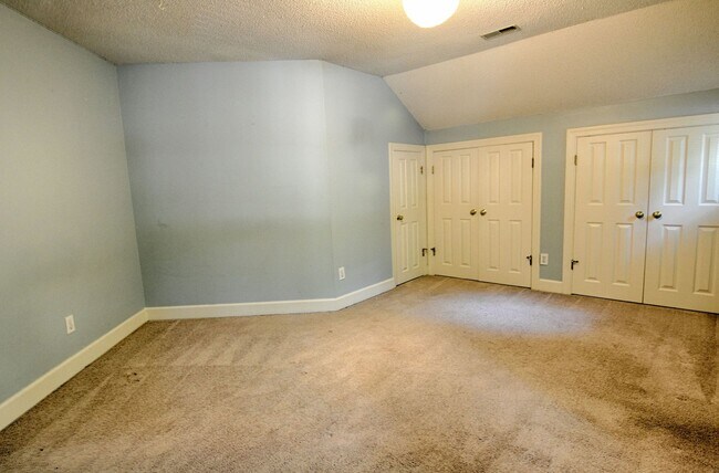 Building Photo - 3 bedroom Cul-de-sac Townhouse