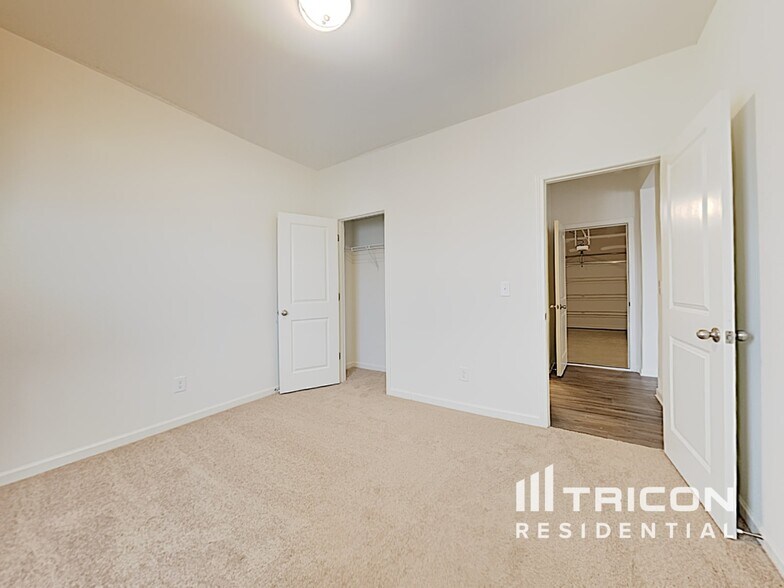 Building Photo - 2137 Hudson Dr